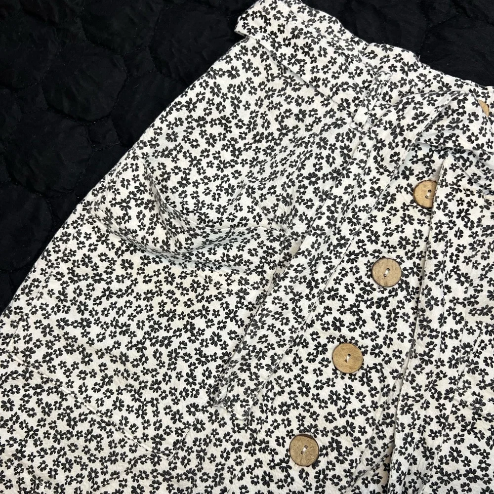 White & Black Floral A-Line Skirt – Size M | Casual Style - Picture 5 of 10